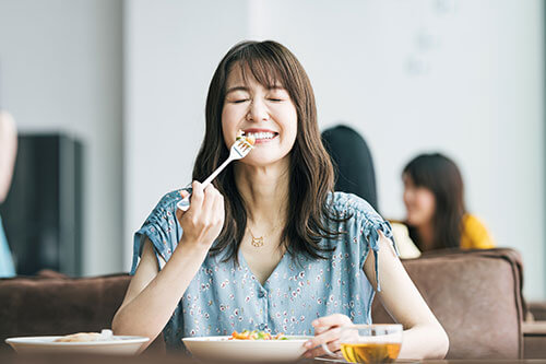 食事をする女性