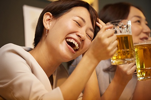 お酒を飲む女性