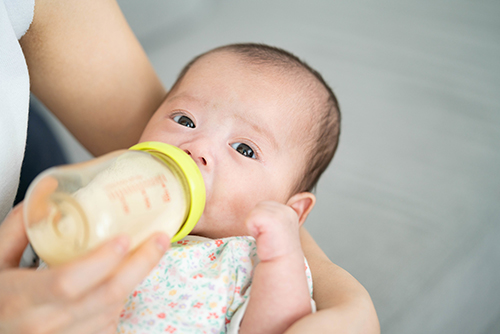 粉ミルクを飲む赤ちゃん