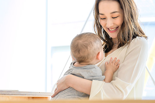 子供を抱く女性